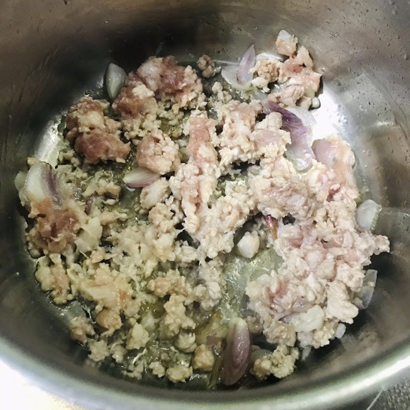 Xào thịt bằm và hành tím làm nước dùng thơm cho canh rong biển