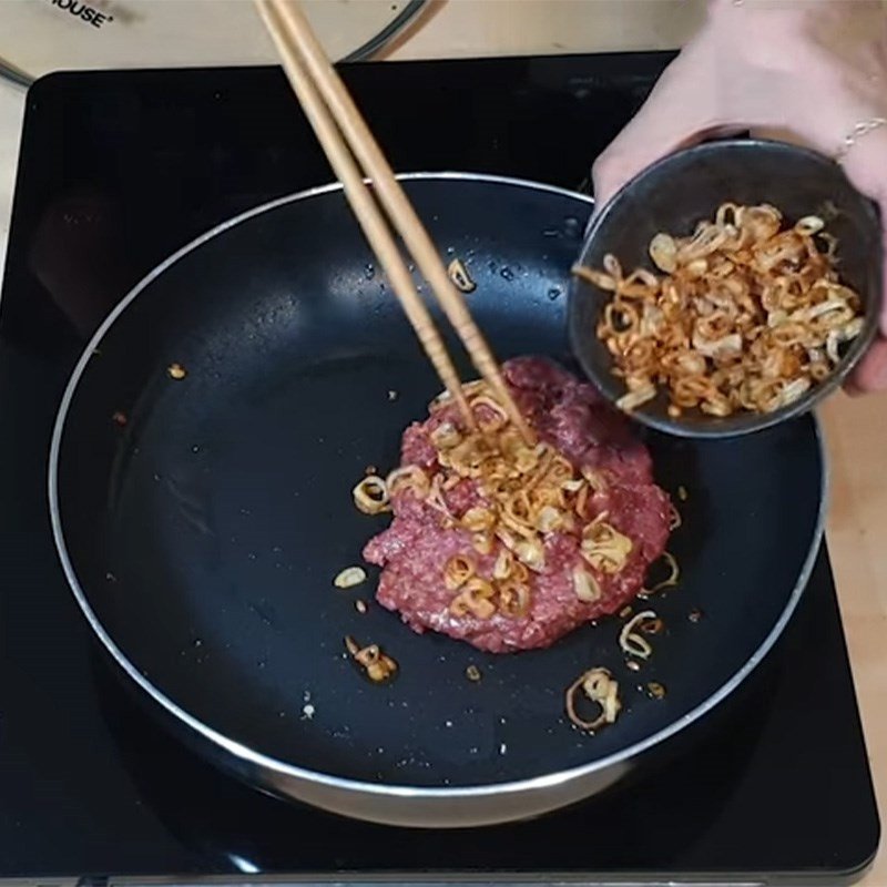 Xào thịt bồ câu làm nhân xôi