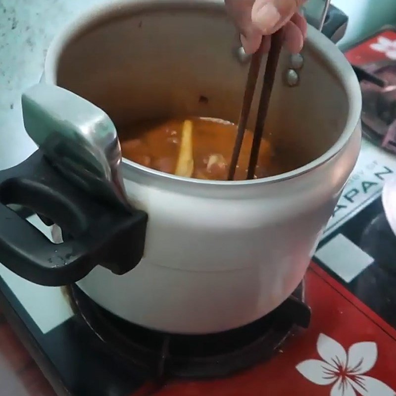 Xào thịt bò gân trước khi hầm để thịt săn và thơm hơn