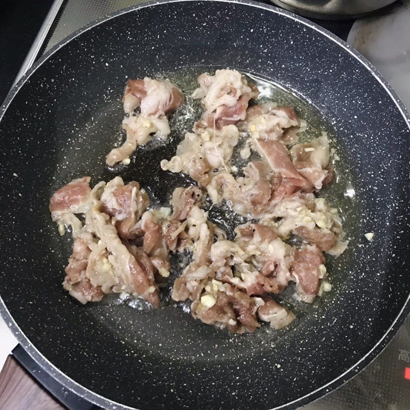 Xào thịt bò nhanh tay trên lửa lớn