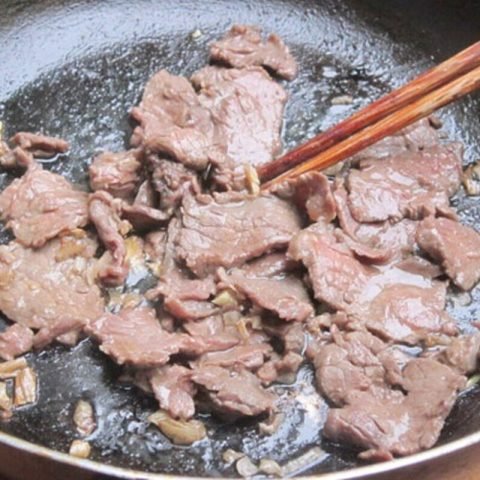 **Cách Xào Củ Sen** Giòn Ngon, Đậm Đà Chuẩn Vị Gia Đình Xào thịt bò nhanh trên chảo nóng