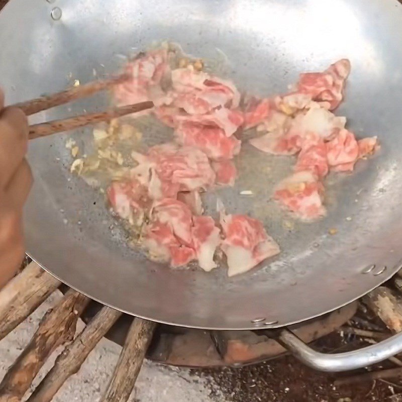 Xào thịt bò nhanh trên lửa lớn để giữ độ mềm ngọt