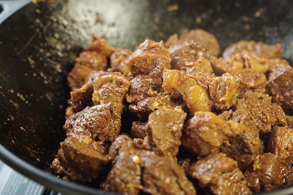 Xào thịt bò săn lại để giữ nước ngọt cho bò sốt vang