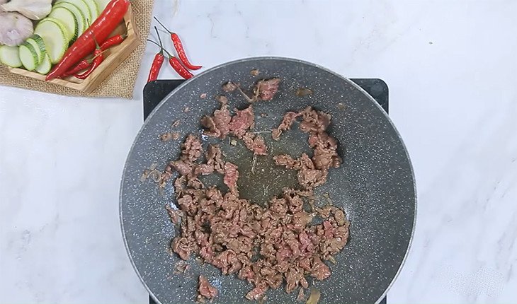 Xào thịt bò tươi ngon, chuẩn bị cho món bí ngòi xanh xào thịt bò.