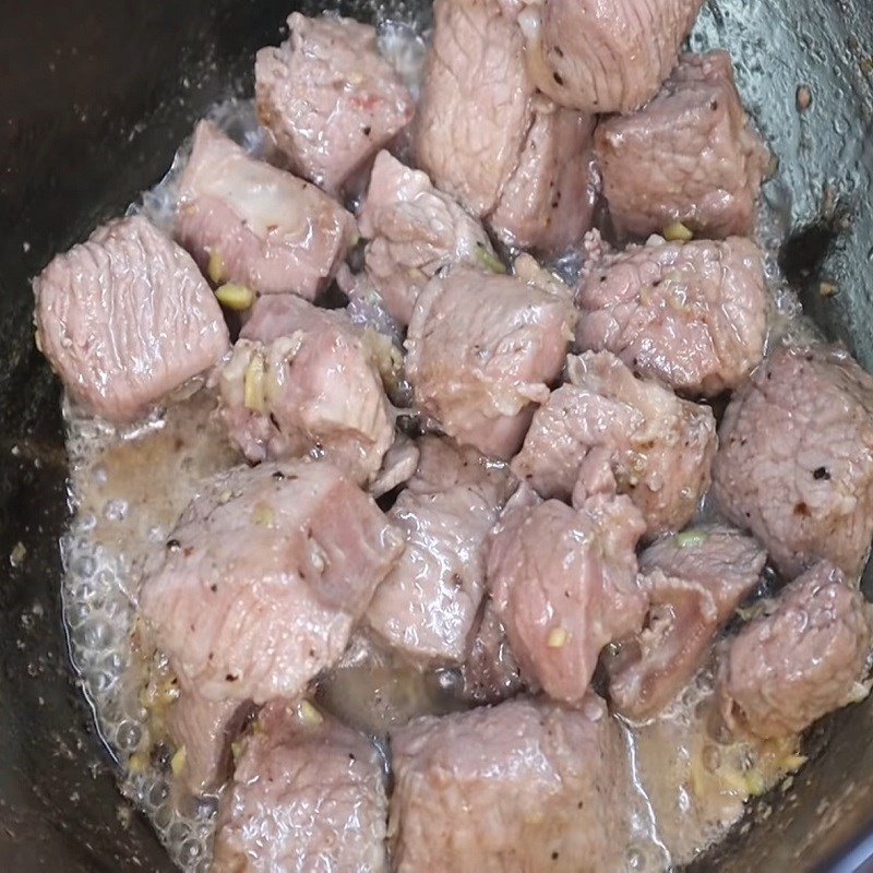 Xào thịt bò với tỏi phi thơm cho đến khi thịt săn lại