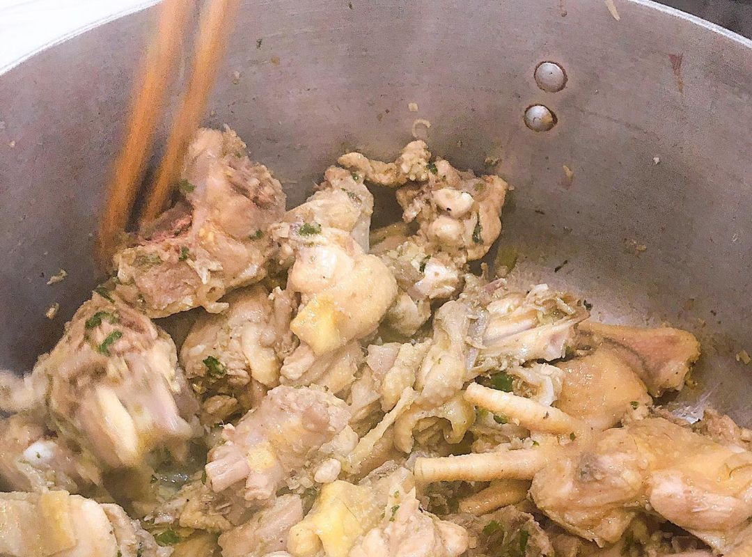 Xào thịt gà chuẩn bị nấu lẩu
