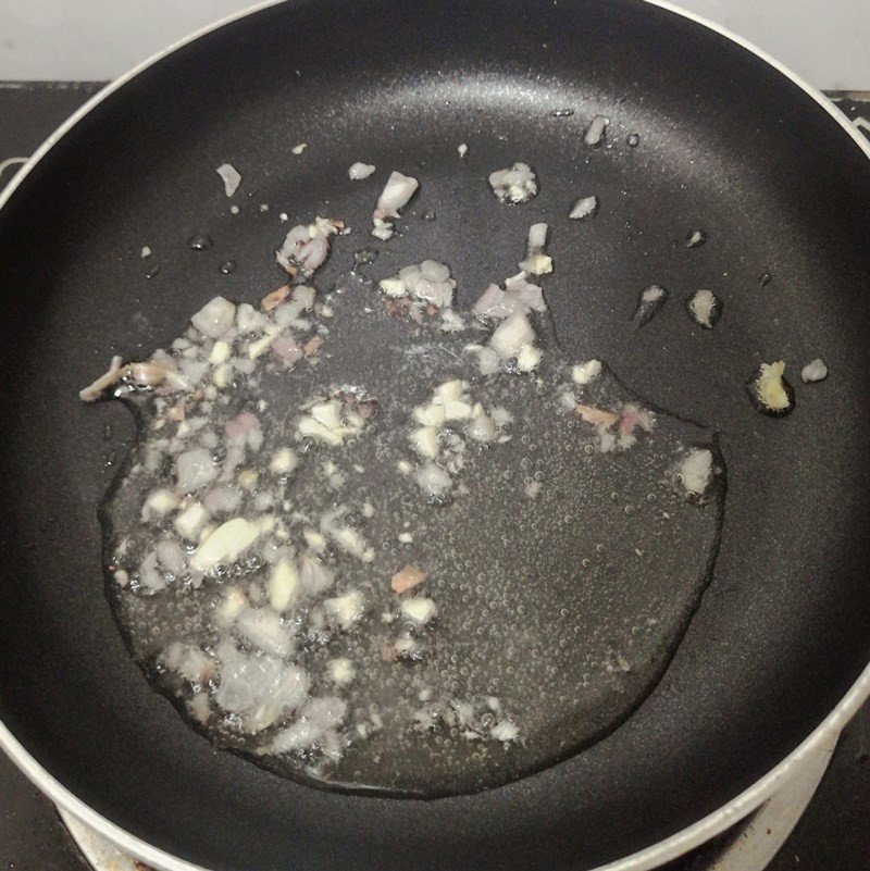 Xào thịt heo trên chảo nóng