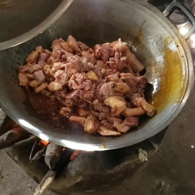 xào thịt ngỗng giả cầy trên chảo