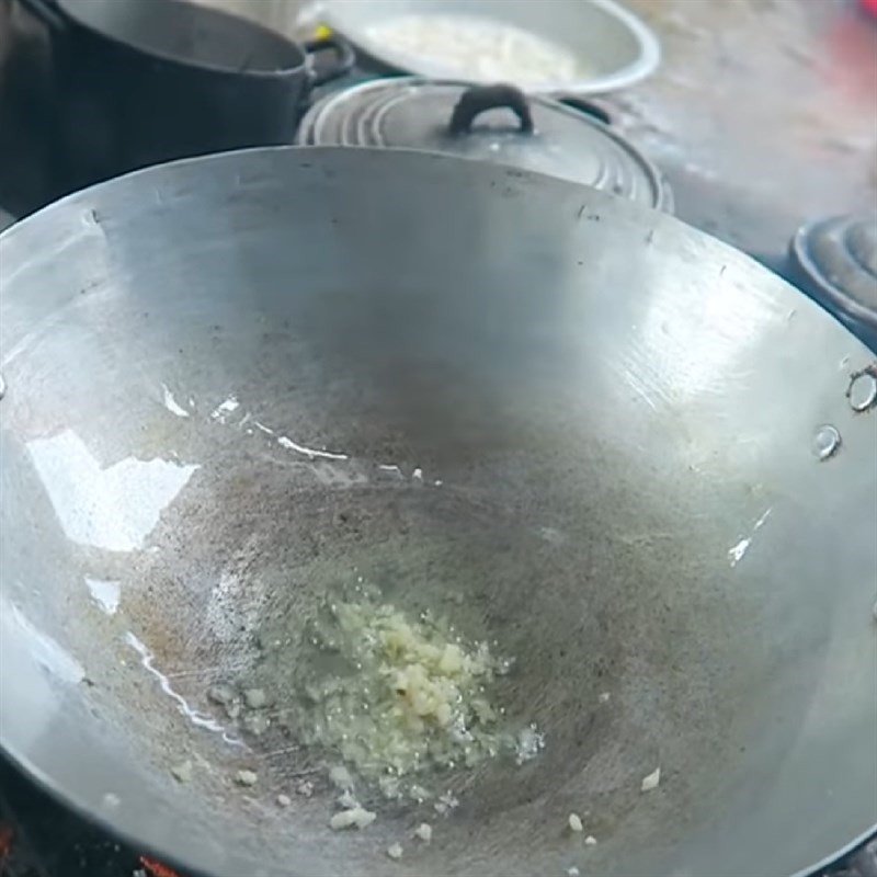 Xào thịt trâu cùng lá lốt trên chảo