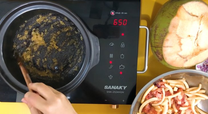 Xào thịt và dừa với nước màu để tạo màu đẹp cho món thịt kho dừa