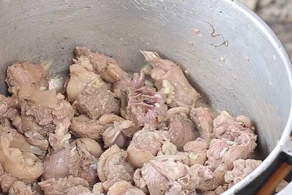 Xào thịt vịt cho săn lại và thấm gia vị