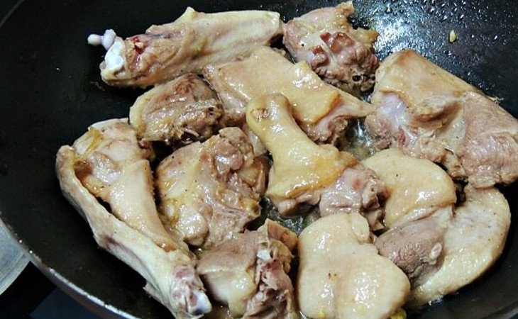 Xào thịt vịt với sả và hành tỏi cho món lẩu vịt om sấu