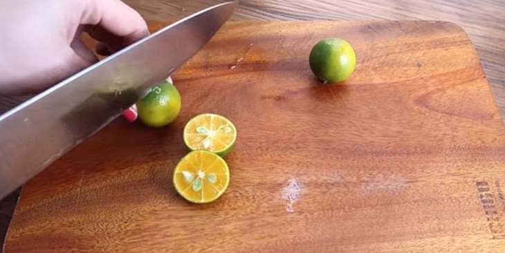 Xào thơm gia vị cho lẩu cá diêu hồng