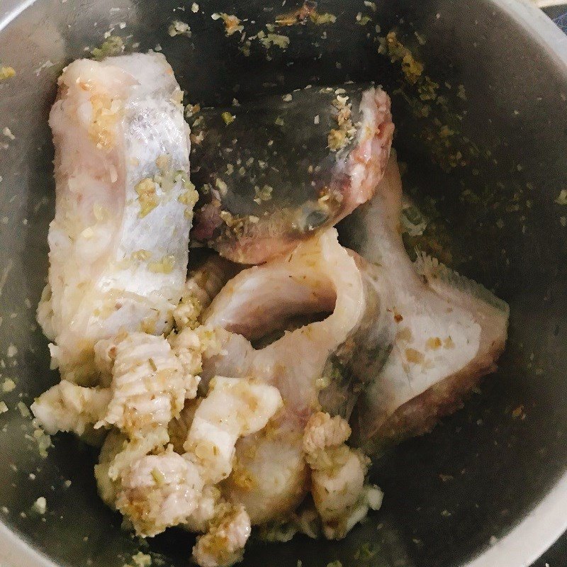 Xào thơm gia vị và cá hú, thịt ba chỉ