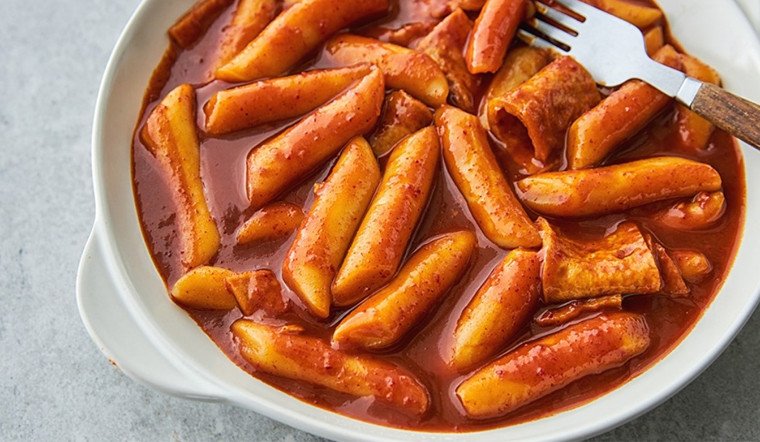 Xào tokbokki với nước sốt