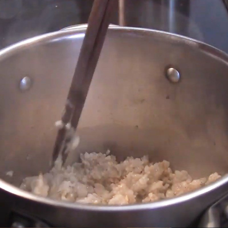 Xào tôm trước khi nấu canh cải bó xôi