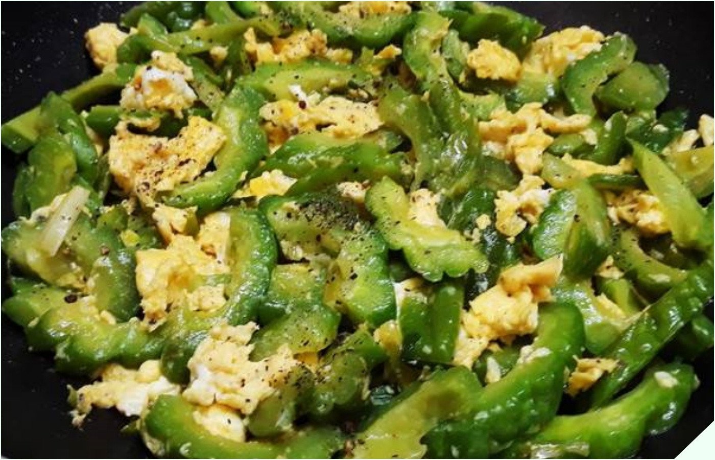 Xào trứng cùng khổ qua và cà rốt trên chảo nóng