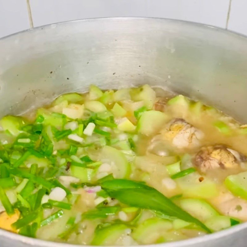 xào trứng vịt lộn với hành tím