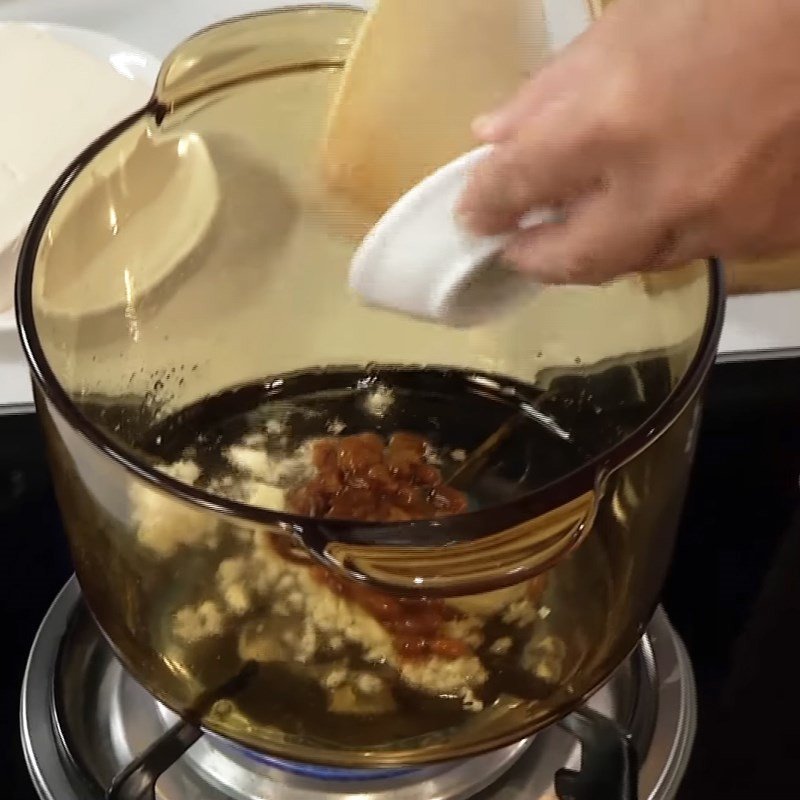 Xào tương đậu nành và gừng cho canh cải bó xôi