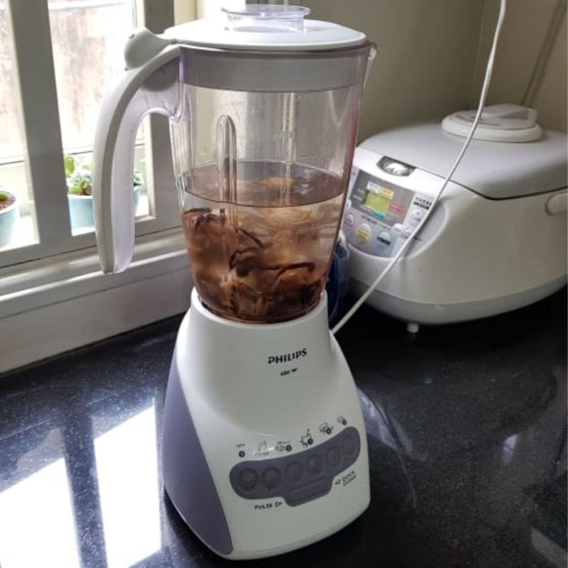 Xay cua đồng để lấy nước riêu cua