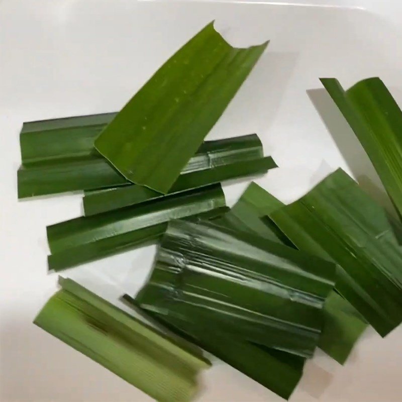 Xay lá dứa với nước để có nước cốt xanh, bánh phục linh