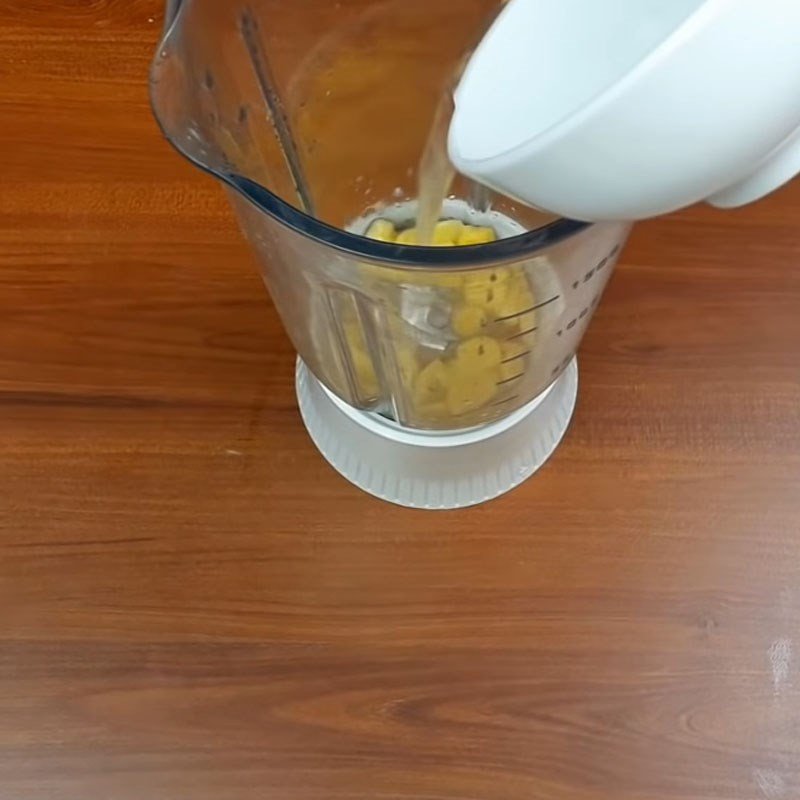 Xay nhuyễn gừng với nước, chuẩn bị nước cốt cho chè con ong