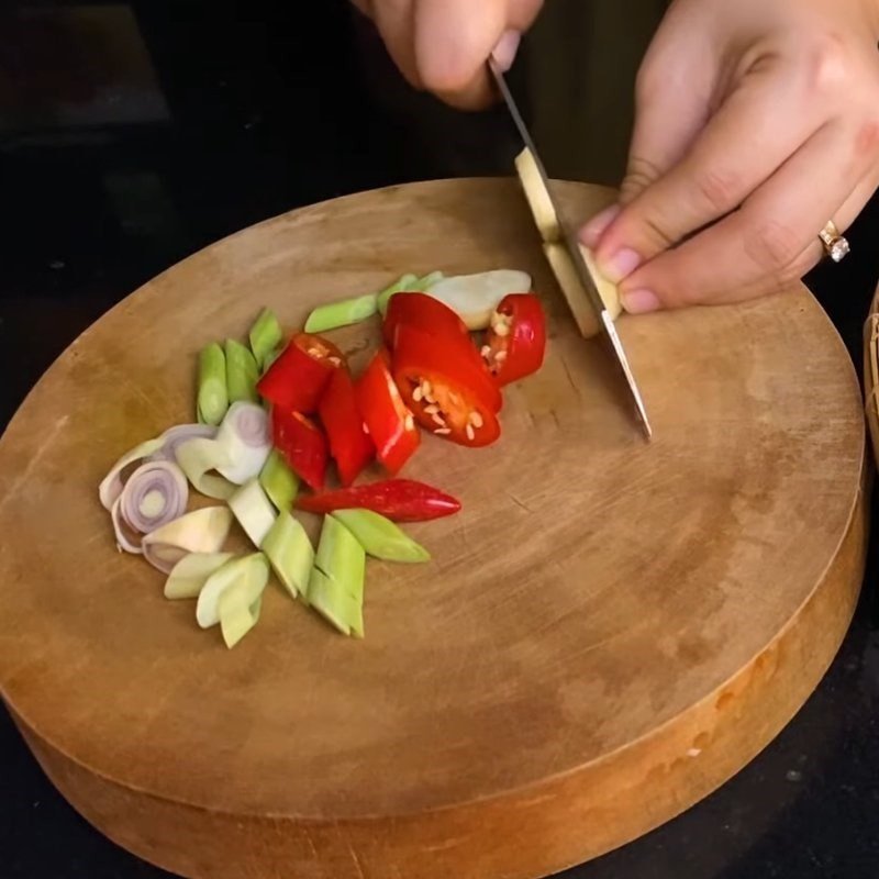 Xay nhuyễn hỗn hợp sả tỏi ớt để ướp thịt lợn khô