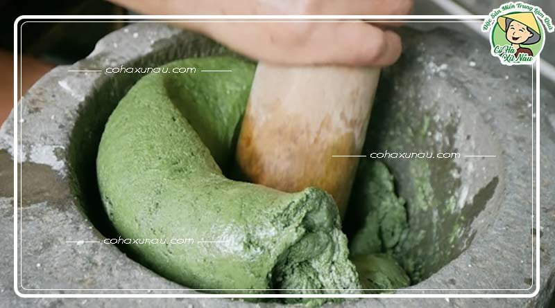 Xay nhuyễn lá gai, bước quan trọng trong cách làm bánh ít lá gai