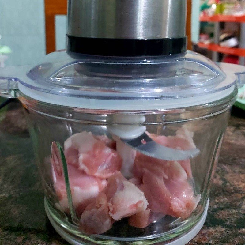 Xay nhuyễn thịt heo để chuẩn bị làm nhân thịt cuốn lá lốt