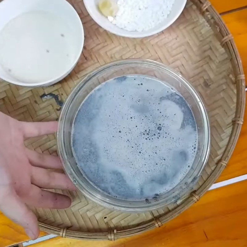 Xay và lọc mè đen lấy nước cốt