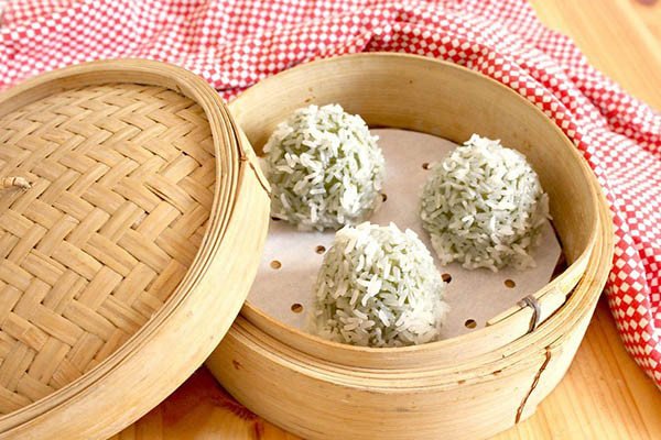 Xếp bánh khúc nhân thịt đã gói lên xửng hấp