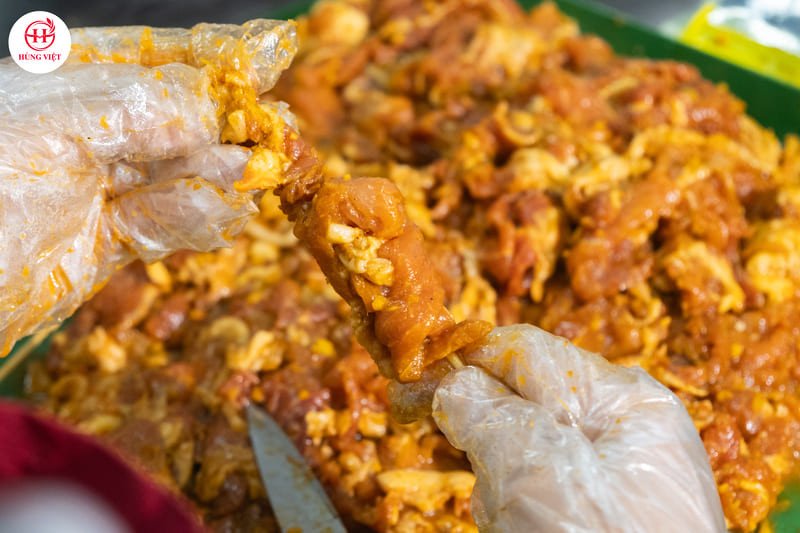 Xiên thịt đều tay với độ dày vừa phải, chuẩn bị cho quá trình nướng thịt xiên vỉa hè
