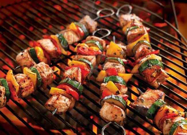 Xiên thịt nướng BBQ hấp dẫn với rau củ tươi ngon, cách ướp thịt nướng ngon chuẩn vị