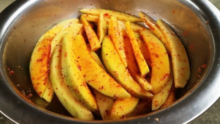 1 Quả Xoài Thái Bao Nhiêu Calo? Phân Tích Dinh Dưỡng Chi Tiết Xoài lắc cay nồng