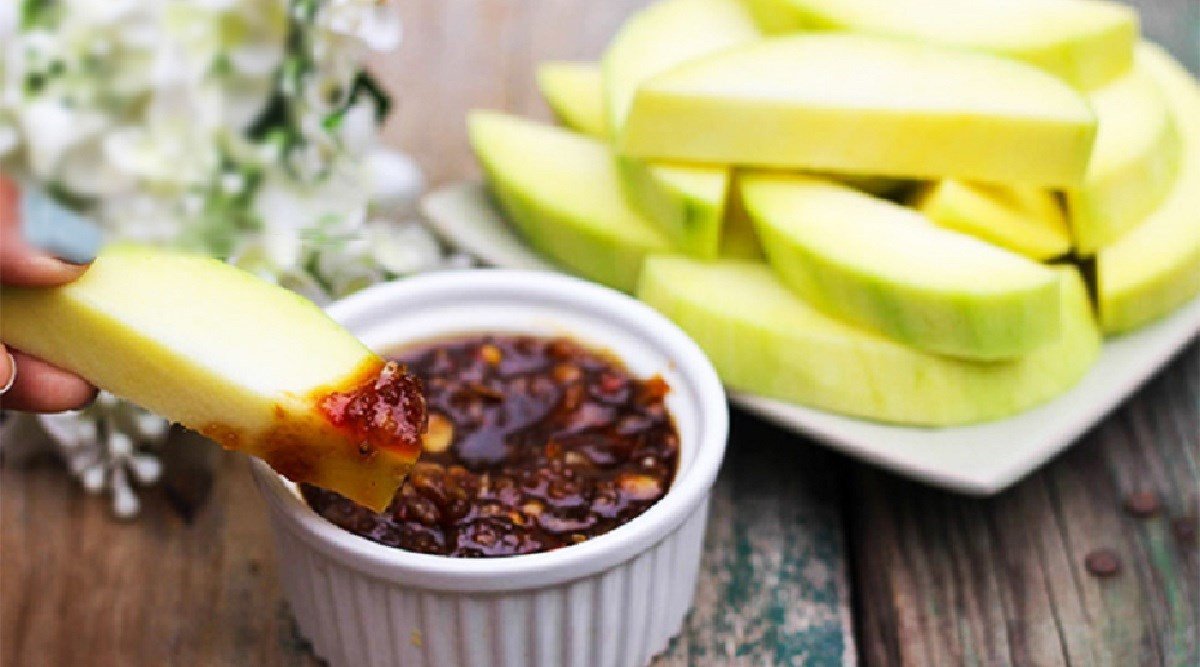 Xoài xanh chấm mắm đường