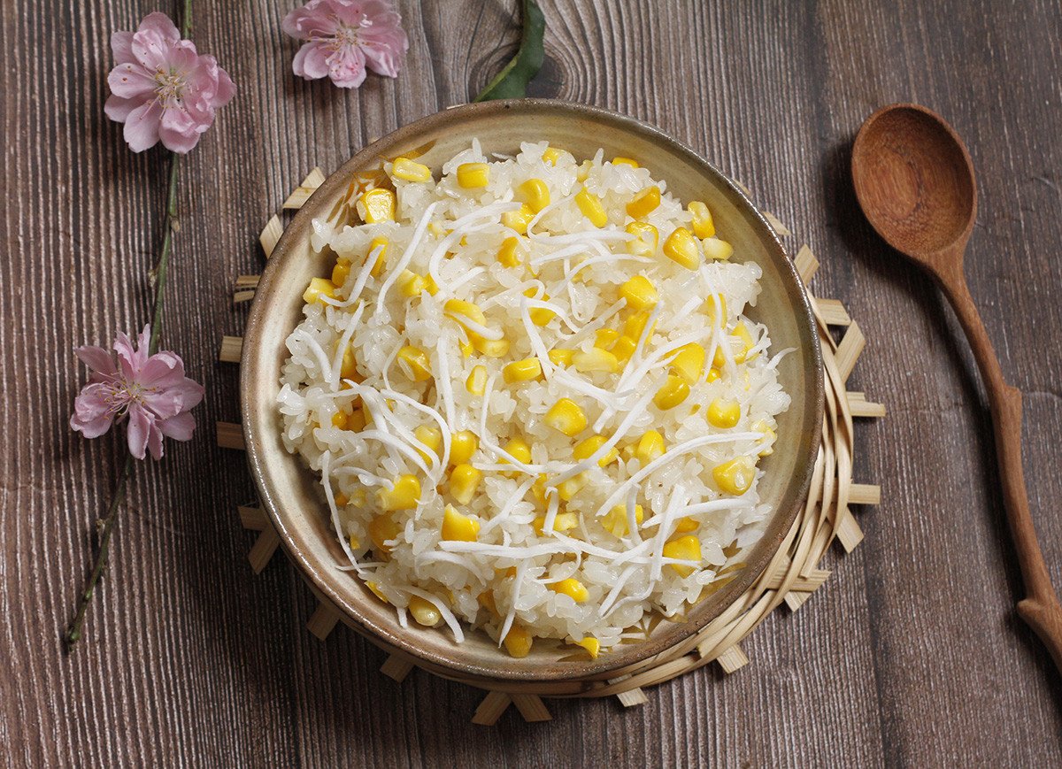 Xôi bắp Mỹ sau khi nấu chín, thơm lừng và hấp dẫn với màu vàng tươi của bắp