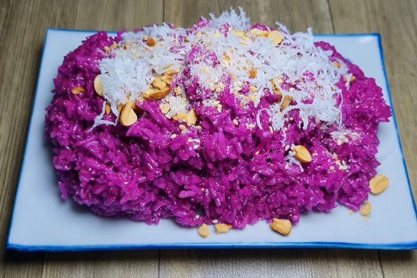 Xôi cẩm tím kết hợp cùng muối mè đậu phộng và dừa nạo