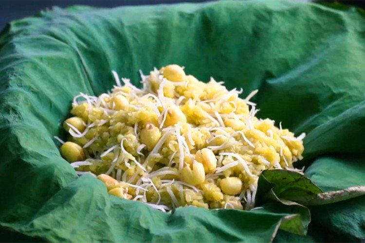 Xôi cốm ăn kèm chả cốm và các món ăn truyền thống khác