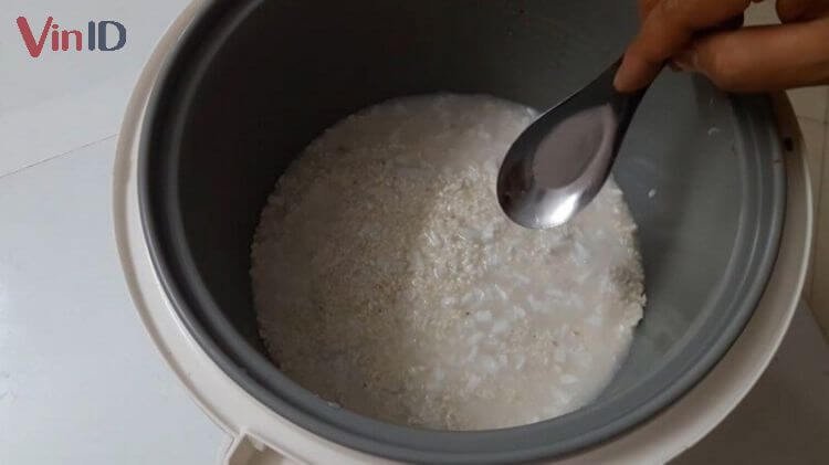 Xôi đang được hấp chín