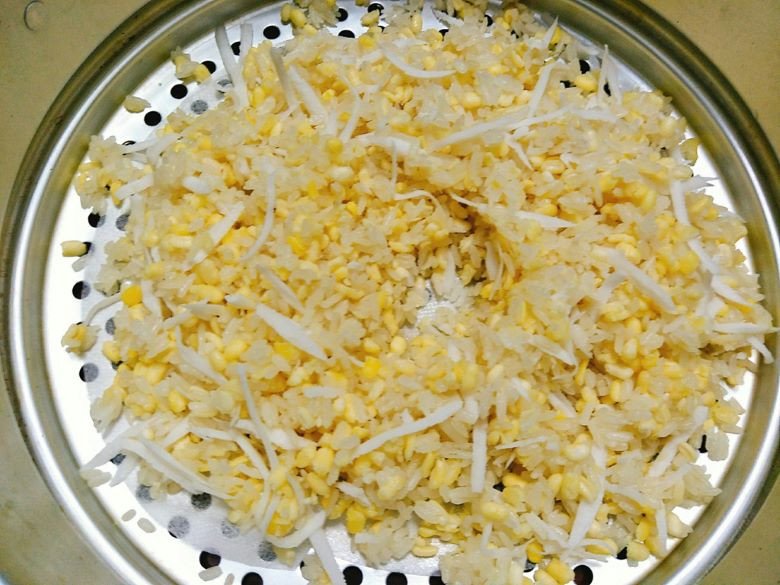 Xôi dừa đậu xanh mềm bùi, màu sắc hấp dẫn