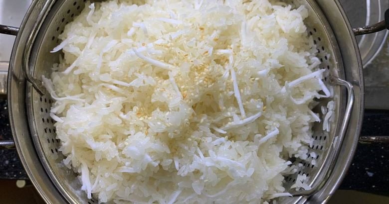 Xôi dừa truyền thống hấp dẫn với dừa nạo