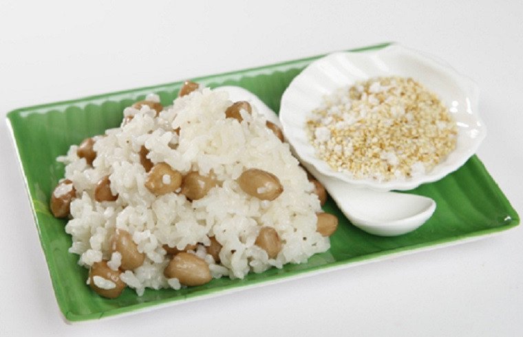 Xôi lạc chín dẻo bùi khi nấu bằng nồi cơm điện
