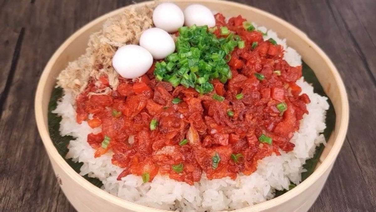 Xôi mặn hấp dẫn với cải xá bấu xào đậm đà, chuẩn vị