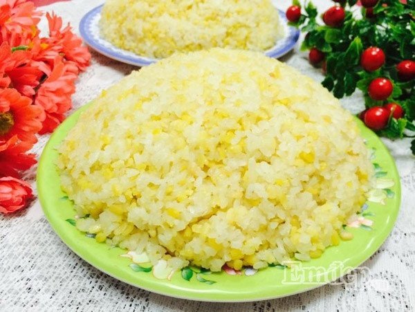 Xới và trộn đều xôi đỗ xanh với dầu ăn