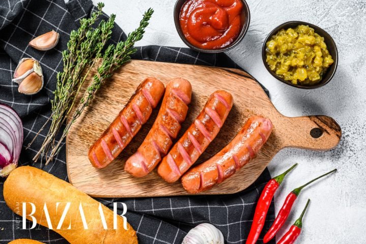 Xúc xích hấp dẫn trên bàn ăn, biểu tượng của món ăn tiện lợi