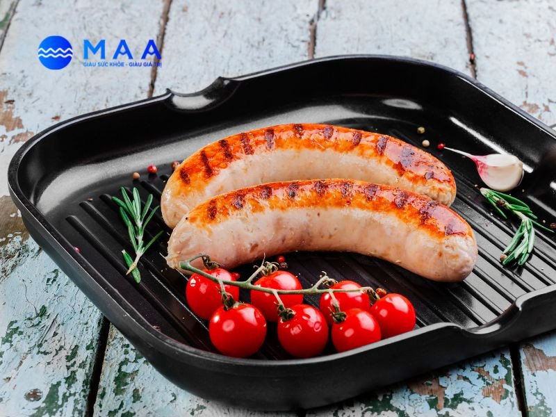 Xúc xích ức gà được hấp hoặc áp chảo không dầu để giữ calo thấp