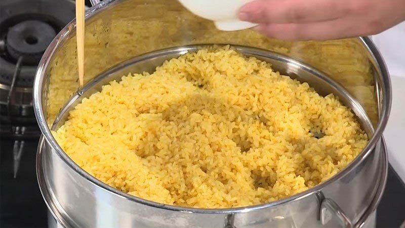 Xửng hấp đang đồ xôi đậu xanh trên bếp với lửa vừa, hơi nước bốc lên đều