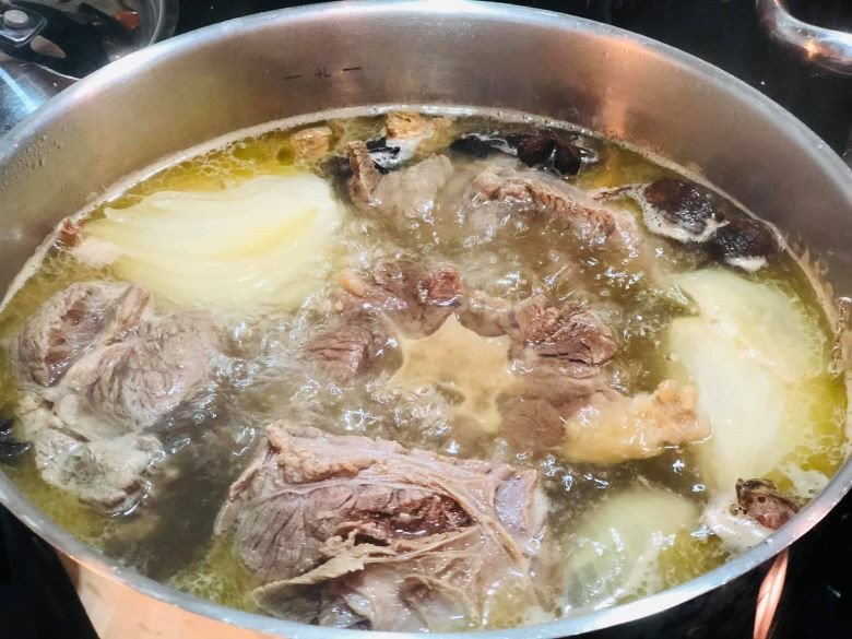 Xương bò và các loại gia vị chuẩn bị nấu nước dùng bún