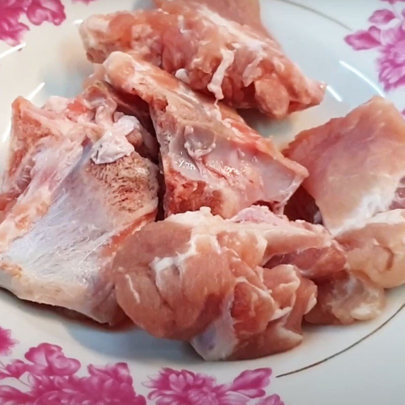 Xương heo đã được rửa sạch và chần qua nước sôi, loại bỏ tạp chất chuẩn bị hầm canh