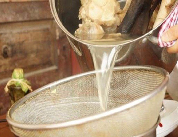 Xương heo đang được ninh để làm nước dùng bún mắm